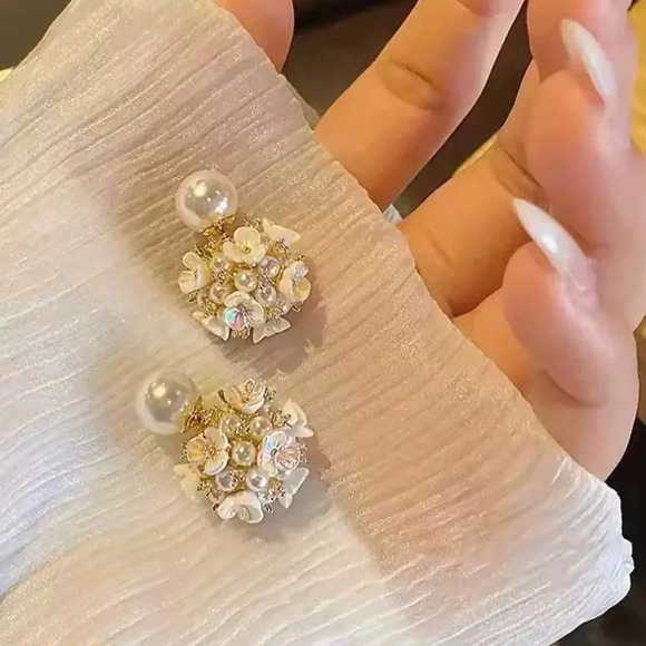 Perla White Shell Flower Stud Earrings - Picture 13 of 13